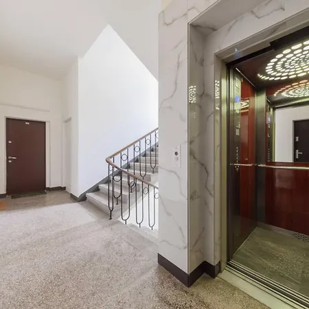 Canary Corner Centre وارسو