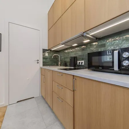 Canary Corner Centre *